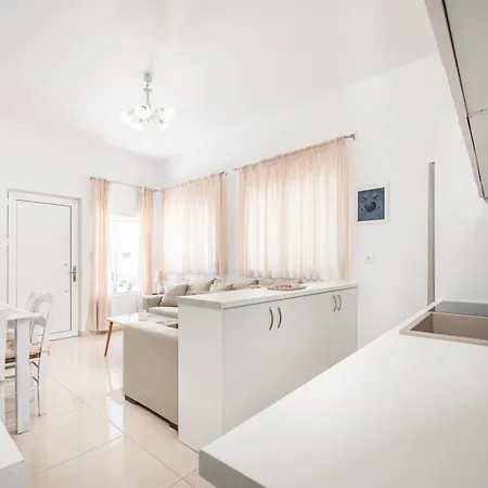 Turtle Cove Cottage, Beachfront *