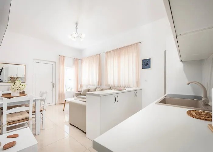 Turtle Cove Cottage, Beachfront *